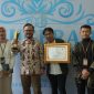 Pemerintah Kabupaten (Pemkab) Bandung melalui Dinas Komunikasi, Informatika, Statistik, dan Persandian (Diskominfo) menerima penghargaan dari Komisi Informasi Provinsi Jawa Barat, Kamis (14/11/2024).(Foto: diskominfo)
