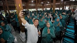 
Sekretaris Daerah Provinsi Jawa Barat Herman Suryatman melakukan sosialisasi dan edukasi penanganan sampah kepada pengurus dan anggota TP PKK Kota Bandung di Pendopo Kota Bandung, Rabu (13/11/2024).(Foto: Biro Adpim Jabar)
