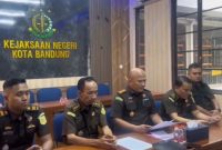 Kepala Kejaksaan Negeri Kota Bandung, Irfan Wibowo menggelar
konferensi pers terkait dugaan korupsi dana Program Indonesia Pintar (PIP) di Sekolah Tinggi Ilmu Administrasi (STIA) Bandung, Senin (25/11/2024). (Foto: Ist)
