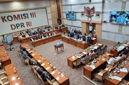 Melalui pemungutan suara (Voting) anggota Komisi III Dewan Perwakilan Rakyat, Kamis (21/11/2024) menetapkan lima pimpinan Komisi Pemberantasan Korupsi atau KPK periode 2024-2029. (Foto: Ist)
