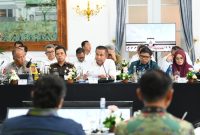 
Pj Gubernur Jabar Bey Machmudin menerima jajaran Komisi II DPR RI dalam kunjungan kerja spesifik terkait kesiapan Pilkada Serentak Tahun 2024,  di Gedung Negara Pakuan, Kota Bandung, Rabu (13 /11/2024).(Foto: Biro Adpim Jabar)
