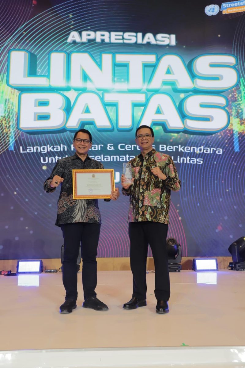 
Sekda Kabupaten Bandung Cakra Amiyana dan Kepala Dinas Perhubungan Hilman Kadar berfoto bersama usai menerima penghargaan pada ajang 