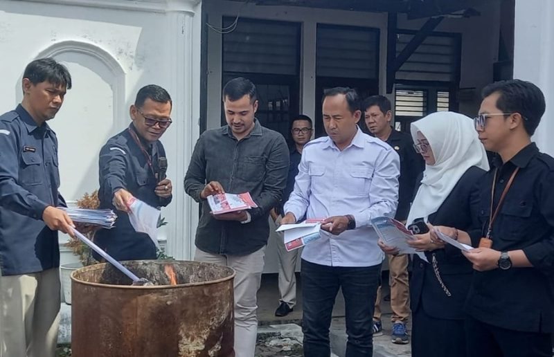 
KPU Garut memusnahkan surat suara rusak di halaman Kantor KPU Garut, Jalan Suherman< Kecamatan Tarogong Kaler, Kabupaten Garut, Selasa (26/11/2024).(Foto: andre/dara)
