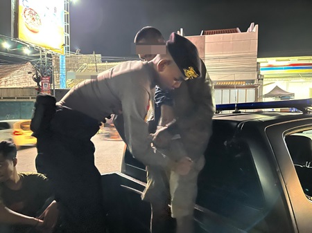 
Anggota Sat Samapta Polres Garut mengamankan pria mabuk yang meresahkan warga di kawasan Pertokoan Garut Plaza, Jalan Guntur, Kecamatan Garut Kota, Kabupaten Garut, Selasa (12/11/2024) malam.(Foto: andre/dara)
