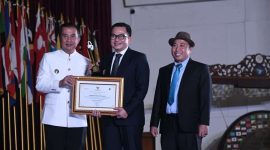 
Pemerintah Kabupaten (Pemkab) Cirebon meraih penghargaan dalam ajang Anugerah Keterbukaan Informasi Publik yang diselenggarakan  Komisi Informasi (KI) Jawa Barat, di Gedung Merdeka, Kota Bandung belum lama ini. (Foto: Bambang/dara)

