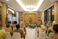 Sekretaris Daerah Kabupaten Bandung Cakra Amiyana meresmikan Gedung A Sekretariat Daerah (Setda) hasil renovasi bangunan dan interior Gedung Setda, di Komplek Perkantoran Pemkab Bandung, Soreang, Senin (25/11/2024).(Foto: humas)
