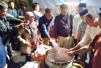 
Ribuan surat suara untuk Pilkada 2024 di Kabupaten Bandung dibakar di Gudang Logistik KPU, Jalan Raya Katapang, Selasa malam (26/11/2024). (Foto: Ist)
