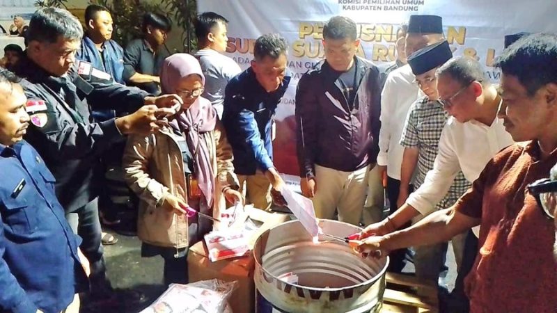 
Ribuan surat suara untuk Pilkada 2024 di Kabupaten Bandung dibakar di Gudang Logistik KPU, Jalan Raya Katapang, Selasa malam (26/11/2024). (Foto: Ist)
