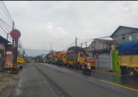 
Puluhan truk sampah terparkir di sepanjang jalan Cipatat.(Foto: Ist)
