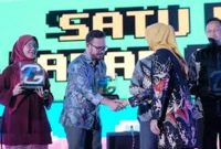 
 Kepala Dinas Komunikasi dan Informatika Provinsi Jawa Barat Ika Mardiah menyerahkan tropi kepada Kadiskominfo Kabupaten Bandug Yosep Nugraha yang meraih Satu Data Jabar Awards 2024, di Hotel Arya Duta, Kota Bandung, Kamis (31/10/2024). (Foto: dokpim jabar)

