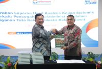 
Wakl Menteri Agraria ATR/BPN Ossy Dermawan menerima Laporan Hasil Kajian Sistemik tentang Pencegahan Maladministrasi dalam Layanan Tata Kelola Industri Kelapa Sawit dari Ombudsman Republik Indonesia (ORI), Senin (18/11/2024).(Foto: Ist)
