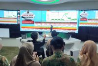 
Pjs Bupati Bandung Dikky Achmad Sidik didampingi Kepala Dinas Ketenagakerjaan Rukmana menghadiri rapat koordinasi (Rakor) bersama Kementerian Dalam Negeri dan Kementerian Ketenagakerjaan RI. Rapat berlangsung secara virtual, Kamis (30/10/2024). (Foto: maji/dara) 
