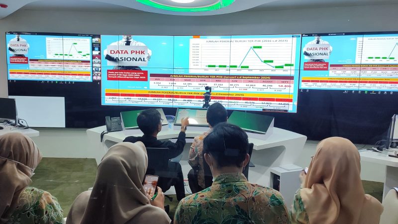 
Pjs Bupati Bandung Dikky Achmad Sidik didampingi Kepala Dinas Ketenagakerjaan Rukmana menghadiri rapat koordinasi (Rakor) bersama Kementerian Dalam Negeri dan Kementerian Ketenagakerjaan RI. Rapat berlangsung secara virtual, Kamis (30/10/2024). (Foto: maji/dara) 
