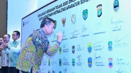 
Pj Gubernur Jawa Barat Bey Machmudin Bersama Forkopimda
menandatangani deklarasi gerakan tolak judi online dan pinjaman online ilegal, serta komitmen netralitas ASN di Hotel Resinda, Kamis (14/11/2024).(Foto: Biro Adpim Jabar)