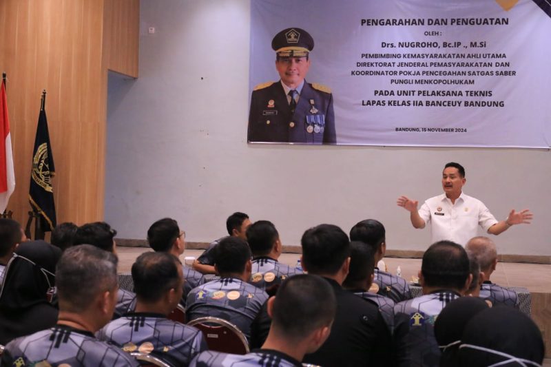 
Ahli Utama Dirjen Pemasyarakatan sekaligus Koordinator Pokja Pencegahan Satgas Saber Pungli Menkopolhukam RI, Drs. Nugroho  kunjungan kerja ke Lembaga Pemasyarakatan Kelas IIA Banceuy Bandung, Jumat (15/11/2024).(Foto: Ist) 
