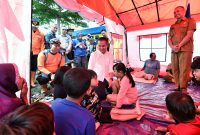 
Penjabat Gubernur Jawa Barat Bey Machmudin meninjau tempat pengunsian korban bencana banjir Kabupaten Bandung,  di Taman Air Sektor 6, di Desa Bojongsoang, Kabupaten Bandung, Senin (25/11/2024). (Foto: adpim jabar)