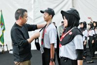 
Penjabat Gubernur Jawa Barat menghadiri West Java Youth Camp Hakordia Tahun 2024 Wilayah Priangan sekaligus mengukuhkan Duta Integritas Jabar di Rancaupas, Ciwidey, Kabupaten Bandung, Sabtu (30/11/2024).(Foto: biro adpim jabar)