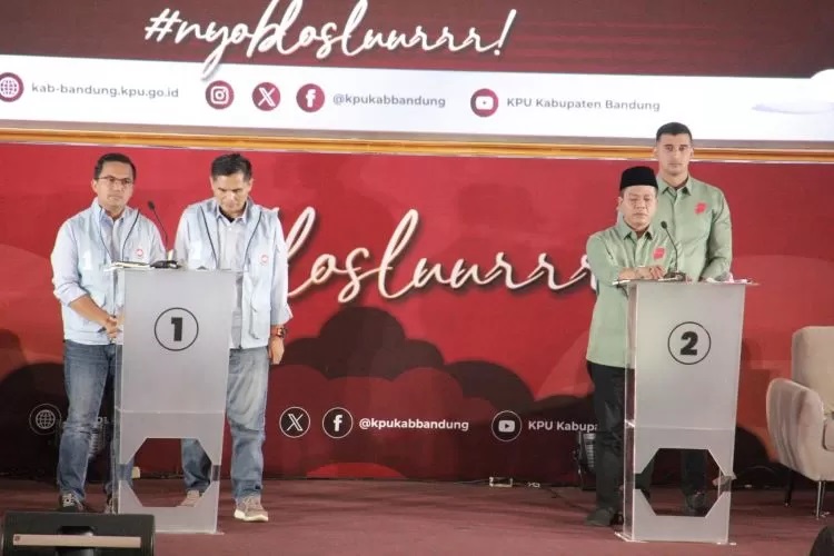 
Debat kedua Pemilihan Bupati danWakil Bupati (Pilbup) Bandung 2024 digelar  di Hotel Sutan Raja, Rabu malam (20/11/2024). (Foto: maji/dara)
