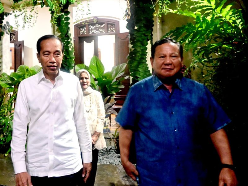 Presiden Prabowo Subianto mengadakan pertemuan dengan Presiden ke-7 RI, Joko Widodo (Jokowi) didampingi Ibu Iriana Jokowi, pada Minggu malam, 3 November 2024. (Foto: BPMI Setpres)
