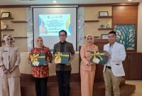 Silvi Harnawati menyerah souvenir kepada Kepala Kadiskes Ridwan Abdulllah Putra, serta Dewan Penasihat DWP KBB, Eni Ade Zakir serta Avira Nurfasihah (Foto: Istimewa)