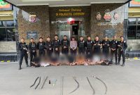 
Tim Patroli Raimas Macan Kumbang 852 Polresta Cirebon menyita 
barang bukti yang akan digunakan turan antarkelompok remaja di Kecamatan Weru, Kabupaten Cirebon,  Jumat (6/12/2024) dini hari, atau sekitar pukul 03.00 WIB.(Foto: Bambang/dara) 

