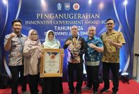 
Badan Perencanaan Pembangunan dan Riset dan Inovasi Daerah (Bapperida) Kabpaten Bndung meriah penghargaan Innovative Government Award (IGA)  di Grand Mercure Surabaya, Kamis (5/12/2024). (Foto: Humas)
