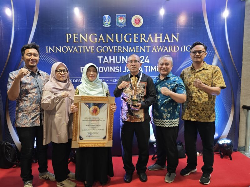 
Badan Perencanaan Pembangunan dan Riset dan Inovasi Daerah (Bapperida) Kabpaten Bndung meriah penghargaan Innovative Government Award (IGA)  di Grand Mercure Surabaya, Kamis (5/12/2024). (Foto: Humas)
