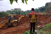  Dinas Bina Marga dan Penataan Ruang (BMPR) Jabar terus memperbaiki infrastruktur, seperti jalan dan jembatan, yang rusak akibat bencana di sejumlah titik di Kabupaten Sukabumi dan Cianjur. (Foto: dian/dara)

