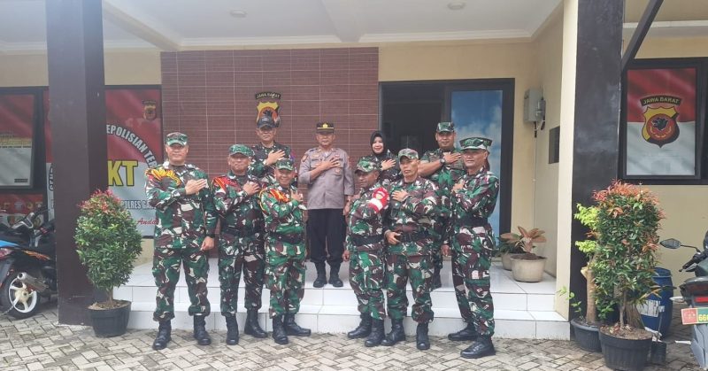 Polsek Karangpawitan, Polres Garut, Terima Kunjungan Secapa TNI AD di Mapolsek Karangpawitan, Jalan Raya Karangpawitan, Kecamatan Karangpawitan, Kabupaten Garut, Selasa (10/12/2024)(Foto: Istimewa)