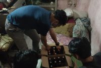 
Sat Narkoba Polres Garut mengamankan puluhan botol miras dari sebuah warung di Jalan Pandai, Kecamatan Tarogong Kaler, Kabupaten Garut, Senin(16/12/2024).(Foto: andre/dara)
