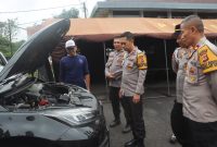 Wakapolres Garut, Kompol Dhoni Erwanto, melakukan pengecekan kesiapan kendaraan dinas R4 dan R6 yang akan di gunakan dalam pengamanan di wilayah hukum Polres Garut, Selasa (17/12/2024)(Foto: Ist)