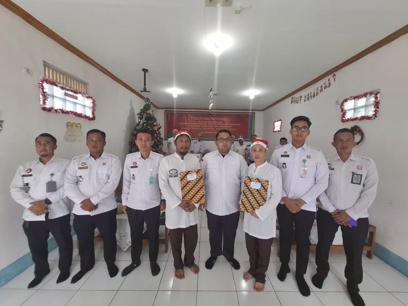 Tiga narapidana Lapas Garut beragama Nasrani mendapat remisi khusus Hari Raya Natal, Rabu (25/12/204)(Foto: Istimewa) 
