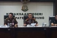 Kepala Kejaksaa Negeri (Kajari) Bale Bandung, Donny Haryono Setyawan, S.H, didampingi Kasi Pidsus Heryanto Hamonangan, dan Kasi Intel Femi Irvan Nasution saat menggelar  keterangan Pers-nya di Aula Kejari, Senin (9/12/2024). (Foto: Ist)
