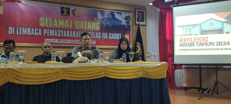 
Kepala Lapas Kelas IIA Garut, Rusdedy, didampingi pejabat struktural Lapas Garut menyampaikan Refleksi Akhir Tahun di Aula Lapas Garut, Jalan KH.Hasan Arif, Kecamatan Banyuresmi, Kabupaten Garut, Selasa (31/12/2024).(Foto: andre/dara)
