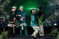 
Alfath Alima Hakim dan Maheswara Yogha terpilih sebagai Mojang Jajaka Jawa Barat 2024 pada malam final yang berlangsung di Gedung Merdeka, Kota Bandung, Minggu (15/12/2024) malam.(Foto: biro adpim jabar)

