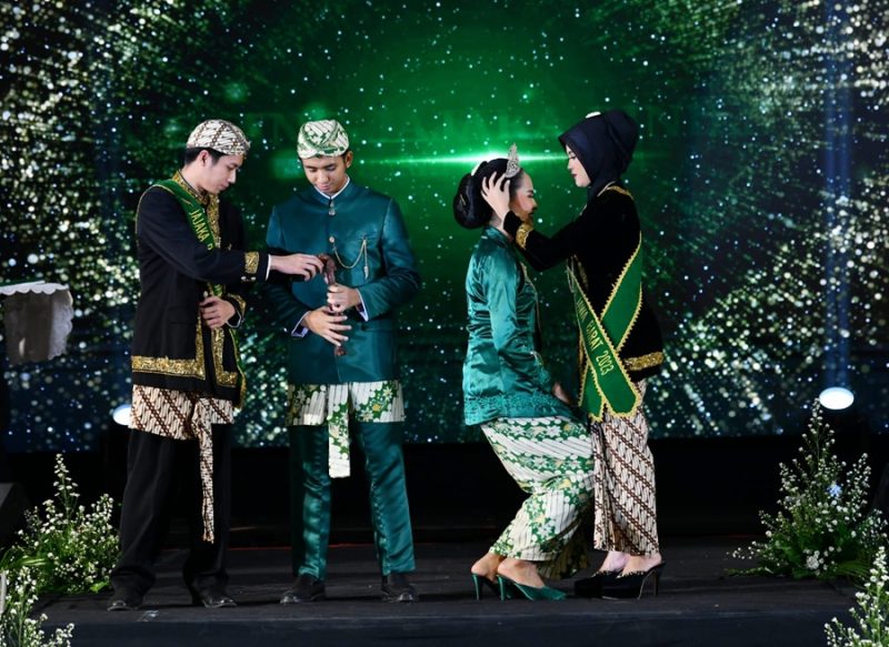 
Alfath Alima Hakim dan Maheswara Yogha terpilih sebagai Mojang Jajaka Jawa Barat 2024 pada malam final yang berlangsung di Gedung Merdeka, Kota Bandung, Minggu (15/12/2024) malam.(Foto: biro adpim jabar)
