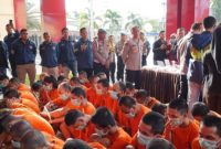 
Sebanyak 55 tersangka pengedar narkoba berbagai jenis ditangkap Polresta Bandung dari berbagai tempat. (Foto: TribrataNews Polda Jabar).
