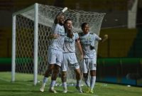 
Marc Kloj, Adam Alis dan David da Silva merayakan gol Persib ke gawang Barito Putera pada pertandingan pekan ke-15 Liga 1 2024/2025 di Stadion Sultan Agung Bantul, DI Yogyakarta, Rabu, 18 Desember 2024. (Foto:PERSIB.co.id)

