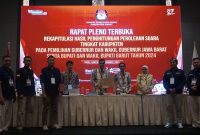 

Rapat pleno rekapitulasi penghitungan suara hasil Pilkada 2024 yang digelar KPU Garut di Hotel Santika, Jalan Cipanas Baru, Kecamatan Tarogong Kaler, Kabupaten Garut, Kamis (5/12/2024) malam.(Foto:andre/ dara)


