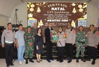
 Kapolresta Cirebon Kombes Pol. Sumarni bersama jajaran pejabat utama Polresta Cirebon, melakukan monitoring pengamanan Kebaktian Natal di Gereja Isa Almasih, Kecamatan Jamblang, Kabupaten Cirebon, Minggu (22/12/2024).(Foto: Bambang/dara)
