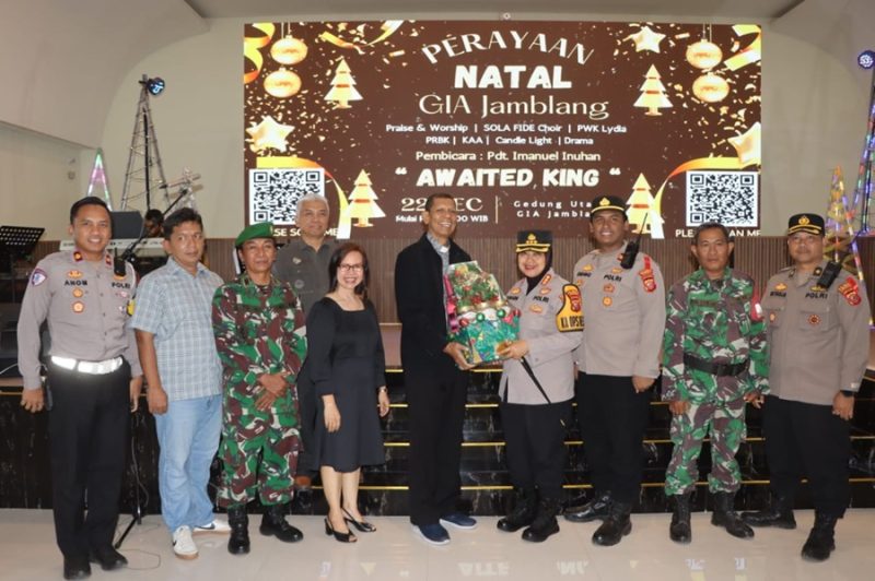 
 Kapolresta Cirebon Kombes Pol. Sumarni bersama jajaran pejabat utama Polresta Cirebon, melakukan monitoring pengamanan Kebaktian Natal di Gereja Isa Almasih, Kecamatan Jamblang, Kabupaten Cirebon, Minggu (22/12/2024).(Foto: Bambang/dara)
