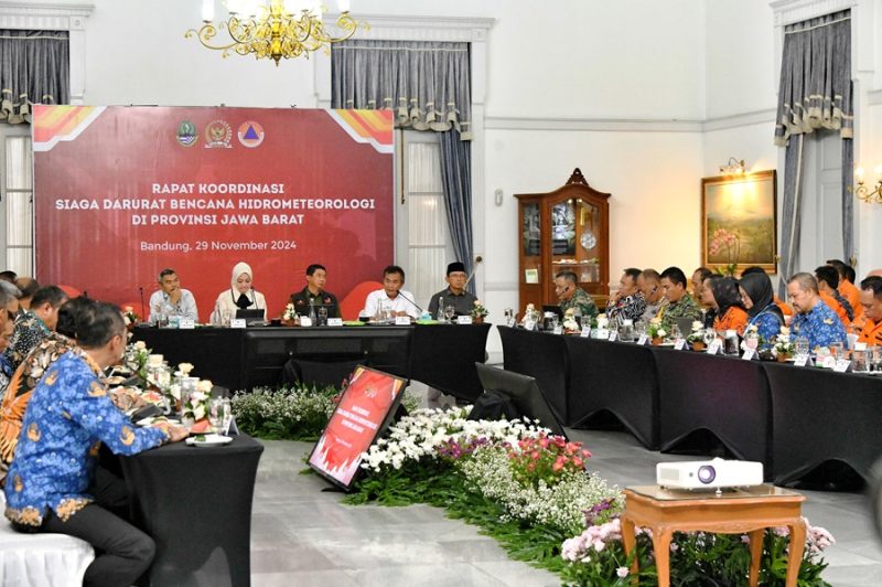 
Penjabat (Pj.) Gubernur Jawa Barat Bey Machmudin membuka Rakor Siaga Darurat Bencana Hidrometeorologi di Gedung Pakuan, Kota Bandung, Jumat (29/11/2024). (Foto: adpim jabar)
