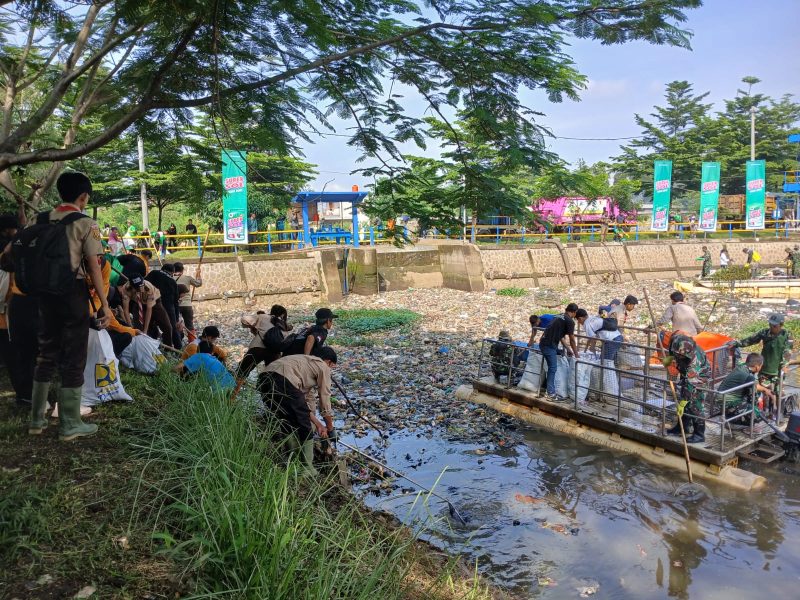  Satuan Tugas Citarum Harum Sektor 6 kembali membersihkan sampah di bekas sodetan Citarum (oxbow) Taman Air Baleendah, Kabupaten Bandung, Sabtu (7/12/2024). (Foto: biro adpim jabar)

