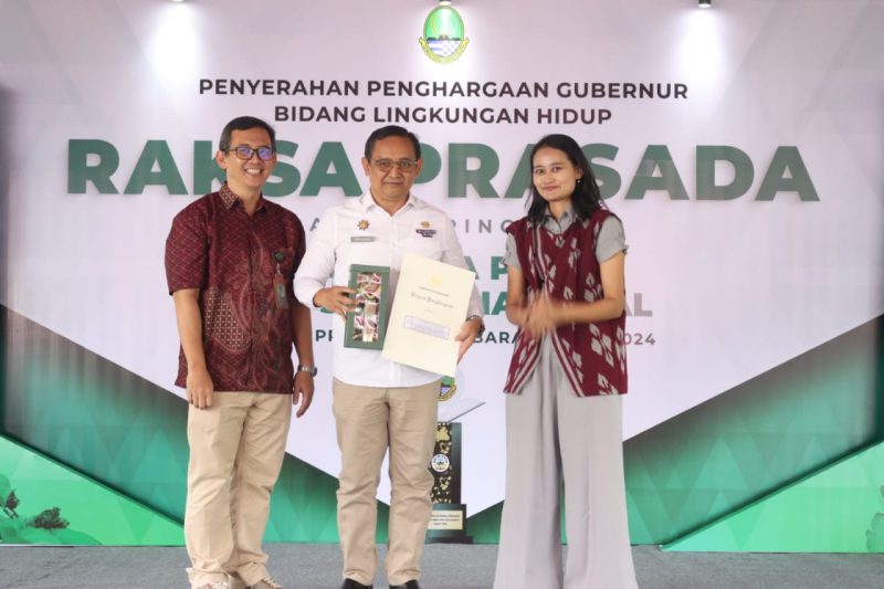 Bupati Bandung Dadang Supriatna diwakili Kepala Dinas Lingkungan Hidup, Asep Kusumah menerima 2 penghargaan Bidang Lingkungan dari Pemprov Jabar, di Plaza Gedung Sate, Rabu (11/12/2024).(Foto: humas) 
