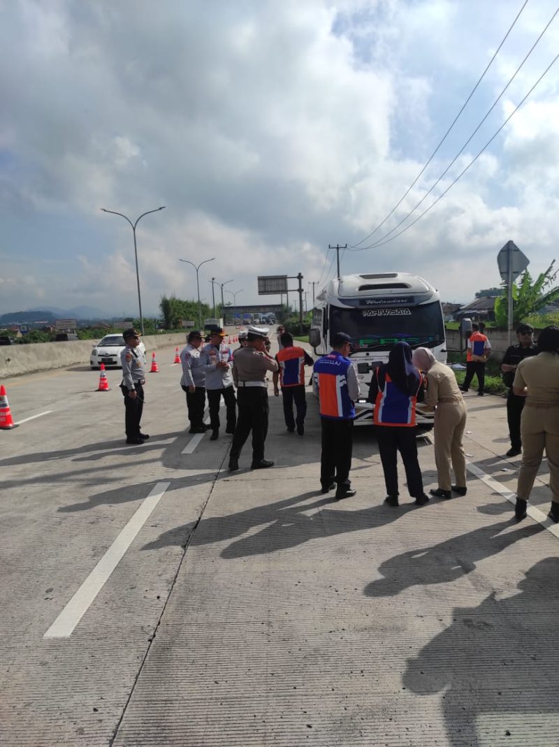 
Petugas Dishub Kabupaten Bandung pantau volume dan cek kelaikan kendaraan di 3 lokasi. (Foto: aji/dara)

