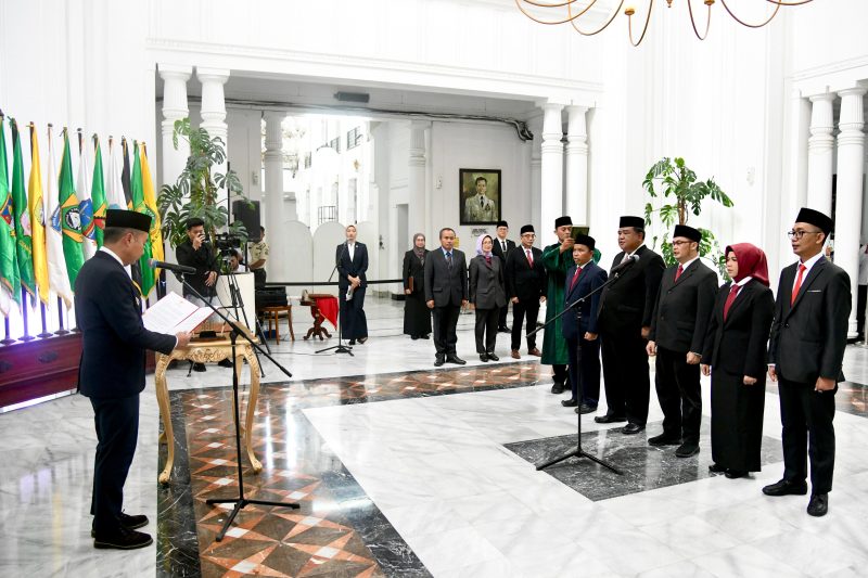 
Penjabat Gubernur Jabar Bey Machmudin saat melantik komisioner Komisi Informasi Jawa Barat masa jabatan 2024 - 2028 di Gedung Sate Bandung, Senin (23/12/2024).(Foto: biro adpim jabar)