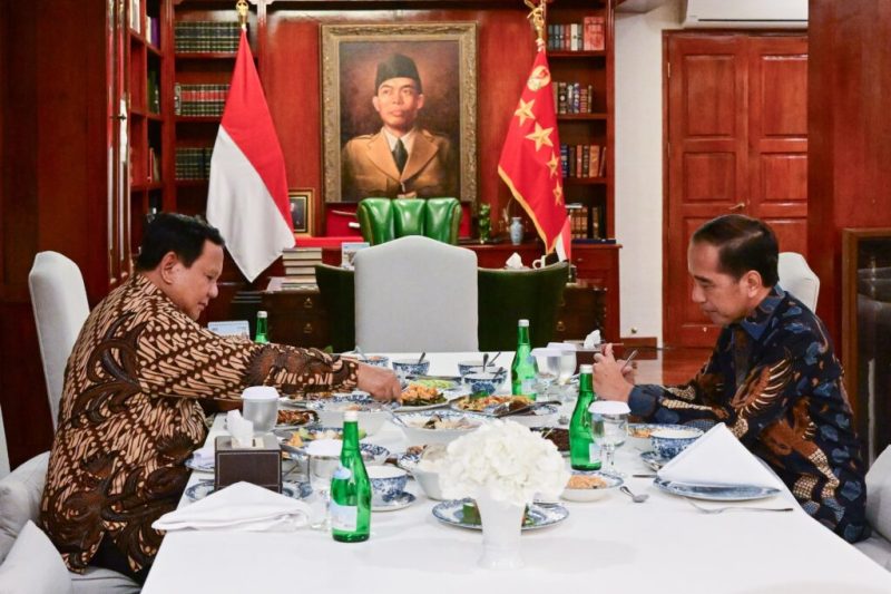 Presiden Prabowo Subianto bertemu dengan Presiden ke-7 Republik Indonesia Joko Widodo di kediamannya di Kertanegara, Jakarta, Jumat (06/12/2024). (Foto: BPMI Setpres/Rusman)
