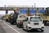 Pantauan posko dan monitoring di beberapa pintu tol terlhat padat merayap.(Foto: jabar.go.id)

