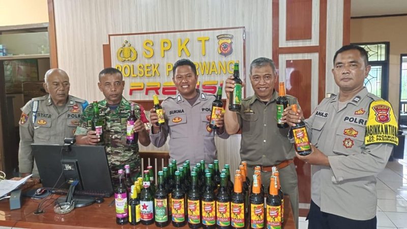 
Jajaran Polsek Pasirwangi, bersama TNI menunjukan puluhan botol miras hasil razia yang diduga akan dijual pada malam tahun baru, Selasa (31/12/2024).(Foto: andre/dara)
