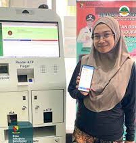 
Persediaan blanko KTP-el di Kabupaten Bandung menipis sejak awal tahun 2025. Masyarakat yang membutuhkan identitas, untuk sementara  dapat menggunakan biodata WNI melalui aplikasi BDS di Mesin Anjungan Dukcapil Mandiri. (Foto: maji/dara)
